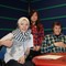 Kárášjoga nuoraidskuvlla oahppit studios, Kárášjogas. Gurut bealde: Ole Mathis Nedrejord, sadjásaš Lisa Kajsa Skoglund, Jan Egil Høgden ja Peder Mathias Teigmo.