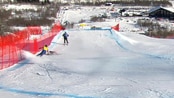 Stygt fall i skicross - Tsjekkiske Tomas Kraus skadet seg stygt da han krasjet med russiske Sergey Mozhaev på søndagens skicross i fristil-VM på Voss. Kraus måtte fraktes bort i pulk mens Mozhaev hinket seg bort for egen maskin.