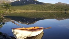 Båt ved vannet (Foto: Anne Kristin Tøfte/Den Norske Turistforening)