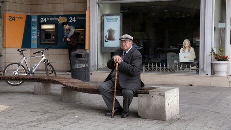An elderly man sits in front of a closed branch of Bank (Foto: Giorgos Karahalis/Reuters / NTB Scanpix) An elderly man sits in front of a closed branch of Bank (Foto: Giorgos Karahalis/Reuters / NTB Scanpix)