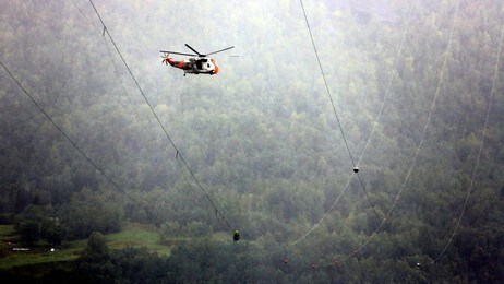 Reddingshelikopter proberen om de arbeiders van de Nordfjord te redden (Foto: Øystein Torheim)