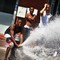Også i New York City har det vært rekordvarmt, med temperaturer opptil 40 grader. Her kjøler noen seg ned ved en brannhydrant. 