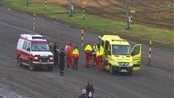 Frode Hamre ble hentet av ambulanse - Frode Hamre ble sparket av hesten før løpet skulle i gang. Hamre klaget på smerter i ryggen etter fallet. Video med tillatelse fra Rikstoto direkte