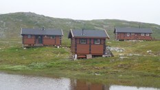 Fra venstre: Gammelhytta, uthuset og Jubileumshytta