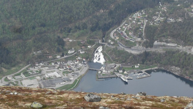 Hellesylt og Hellesyltfossen sett frå Åsenakken (Foto: Per Svein Hole) Hellesylt og Hellesyltfossen sett frå Åsenakken (Foto: Per Svein Hole)