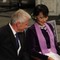 Nobelkomiteens leder Thorbjørn Jagland og Aung San Suu Kyi før det er hennes tur. Nobelkomiteens leder Thorbjørn Jagland og Aung San Suu Kyi før det er hennes tur.