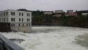 Skotfoss kraftverk i flaum - Det er stor vassføring forbi kraftverket ved Skotfoss i Skien.