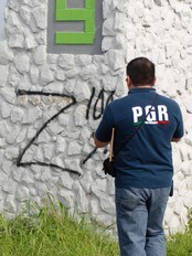 Politiet tar bilder av en tagget 'Z' (Foto: STRINGER/MEXICO/Reuters) Politiet tar bilder av en tagget 'Z' (Foto: STRINGER/MEXICO/Reuters)