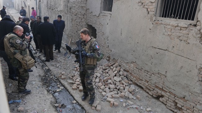 Politimann drept i Kabul (Foto: SHAH MARAI/Afp) Politimann drept i Kabul (Foto: SHAH MARAI/Afp)