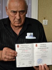 Avtandil Liparteliani, faren til Tamta Liparteliani viser fram datterens diplomer (Foto: Ragnar Skre) Avtandil Liparteliani, faren til Tamta Liparteliani viser fram datterens diplomer (Foto: Ragnar Skre)