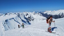 Topptur i Sunnmørsalpene (Foto: Hallgrim Rogn/Den Norske Turistforening) Topptur i Sunnmørsalpene (Foto: Hallgrim Rogn/Den Norske Turistforening)