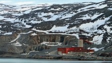 Kvalsundgruven i Repparfjorden (Foto: Eilif Aslaksen/NRK) Kvalsundgruven i Repparfjorden (Foto: Eilif Aslaksen/NRK)