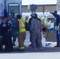 En person blir fraktet ut i ambulanse ved Fort Worth.