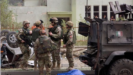 Minst 16 menneske vart drepne i sjølvmordsangrepet i Kabul (Foto: Manish Swarup/AP)