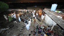 Redningsmannskap etter flystyrt i Pakistan (Foto: AAMIR QURESHI/Afp) Redningsmannskap etter flystyrt i Pakistan (Foto: AAMIR QURESHI/Afp)