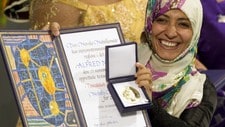 Tawakkul Karman mottar Nobels fredspris 2011 (Foto: ODD ANDERSEN/Afp) Tawakkul Karman mottar Nobels fredspris 2011 (Foto: ODD ANDERSEN/Afp)