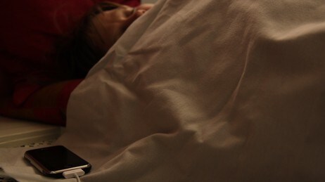 Iphone i senga (Foto: Solveig Husøy/NRK)