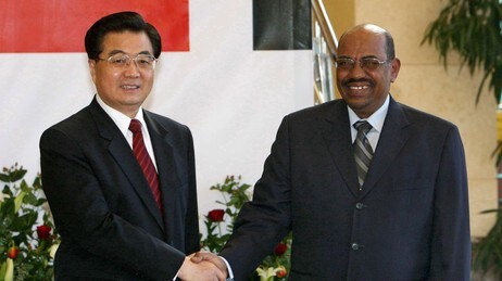 Kinas president Hu Jintao (v) møter Sudnas president Omar al-Beshir i Khartoum.  (Foto: AFP/AFP)
