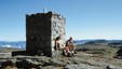 Fjellsenden med den flotte varden er et populært dagsturmål fra hytta