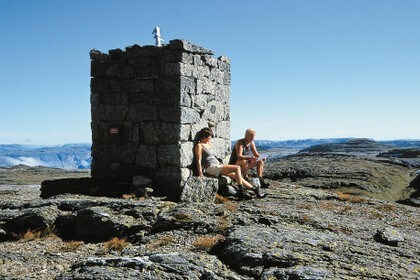 Fjellsenden med den flotte varden er et populært dagsturmål fra hytta