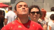 Stillestående protestant inspirerer flere i Tyrkia - Etter uker med til dels voldelige konfrontasjoner i Tyrkia, har det nå oppstått en annen måte å protestere på. Det startet med performance-artisten Erdem Gunduz som i går stilte seg opp på Taksim-plassen i Istanbul uten å bevege seg eller lage lyd. Nå har den stående mannen inspirert andre til å gjøre det samme.