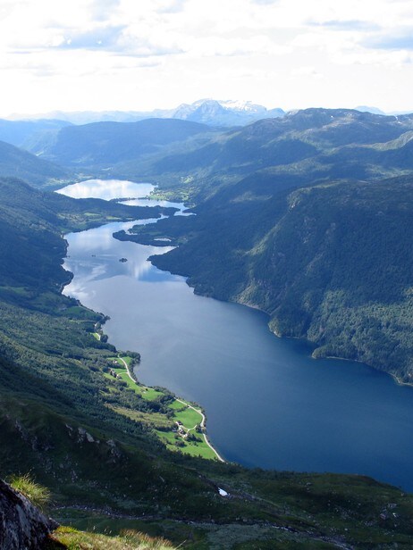 Frå Holsnipa vestover Viksdalsvatnet (Foto: Audun Viken)