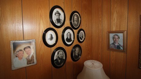 På veggen i stua henger barndommens Klaus sammen med slekten fra svunne tider (Foto: John Inge Johansen) På veggen i stua henger barndommens Klaus sammen med slekten fra svunne tider (Foto: John Inge Johansen)