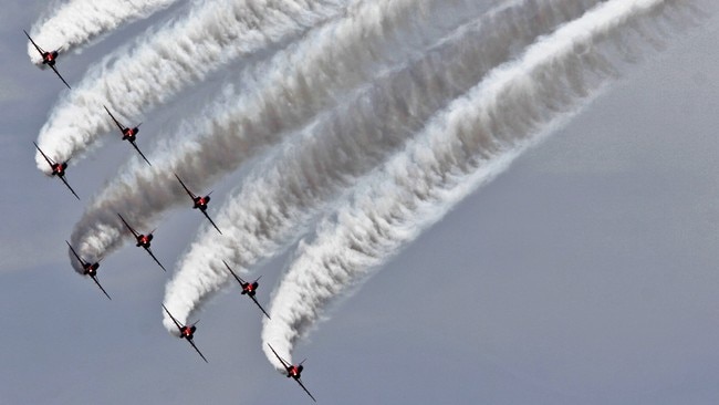 Red Arrows/Royal Air Forces på Kypros (Foto: PETROS KARADJIAS/AP) Red Arrows/Royal Air Forces på Kypros (Foto: PETROS KARADJIAS/AP)