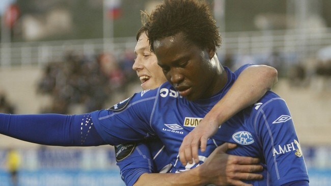 Mattias Mostrøm gratulerer Baye Djiby Fall  (Foto: Aas/Scanpix)