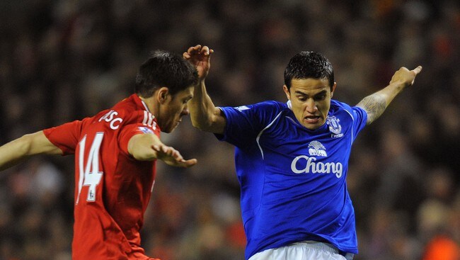 Evertons målscorer Tim Cahill (t.h.) i duell med Liverpools Xabi Alonso. (Foto: ANDREW YATES/AFP) Evertons målscorer Tim Cahill (t.h.) i duell med Liverpools Xabi Alonso. (Foto: ANDREW YATES/AFP)