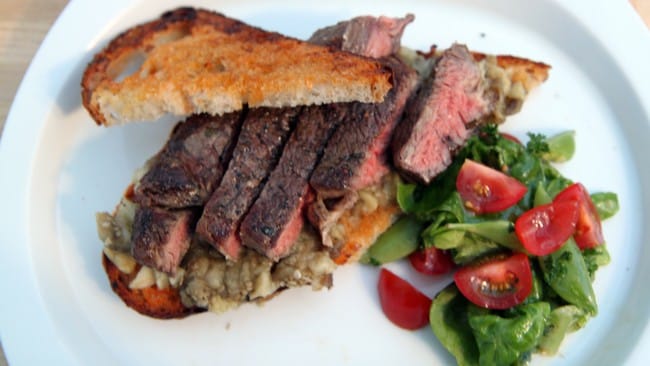 Entrecôte på hvitløksbrød med auberginekaviar (Foto: Trude Janet Maarud/NRK) Entrecôte på hvitløksbrød med auberginekaviar (Foto: Trude Janet Maarud/NRK)