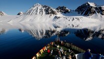 Cruisebåten M/V Polar Star på vei nordover langs Svalbardkysten (Foto: Larsen, Håkon Mosvold/SCANPIX)