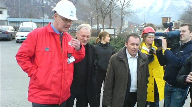 Plassjef i Hydro, Ove Bakke (f.v.), næringsminister Odd Eriksen og ordførar Arild Ingar Lægreid (Foto: Terje Gilleshammer/NRK)