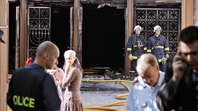 Synagoge brant ned (Foto: FABRICE COFFRINI/AFP) Synagoge brant ned (Foto: FABRICE COFFRINI/AFP)