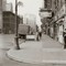 «Nazistenes hær 75 miles fra Paris» står det på forsiden av avisa. Bildet er tatt 18. mai 1940, på hjørnet av 6th Avenue og 40th Street i New York.