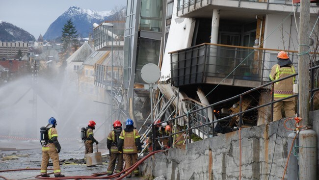 Brannvesenet startet søndag med å bore seg gjennom en murvegg. (Foto: POLITIET/SCANPIX) Brannvesenet startet søndag med å bore seg gjennom en murvegg. (Foto: POLITIET/SCANPIX)