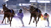 Skijoring, fra Sveits i 2002 (Foto: Keystone, Arno Balzarini/Scanpix/AP) Skijoring, fra Sveits i 2002 (Foto: Keystone, Arno Balzarini/Scanpix/AP)