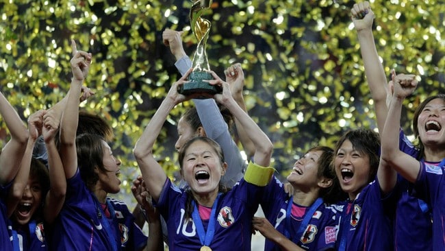 SOCCER-WORLD/ Japan's players celebrate with the trophy after winning their Women's World Cup final soccer match against the U.S. in Frankfurt (Foto: WOLFGANG RATTAY/Reuters)