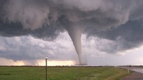 Tornado nær Elie, Manitoba (Foto: Wayne Hanna/AP)