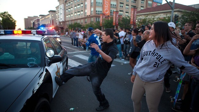 Demonstrerte mot politivold i Anaheim (Foto: Jonathan Gibby/Afp) Demonstrerte mot politivold i Anaheim (Foto: Jonathan Gibby/Afp)