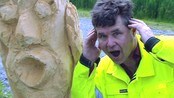 Skrik på stubbe i Eidsberg - Vi mennesker er sammensatte vesener -og vi spiller ofte roller etter hvilke folk vi er sammen med. Dette opptar bonden og regnskapsføreren i Eidsberg når han får ut sin kreativitet med motorsaga.