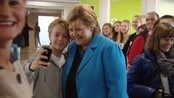 Statsminister Erna Solberg besøkte Nesset skole - Mange ville hilse på Erna Solberg. Hun besøkte den dysleksi vennlige skolen i Levanger.