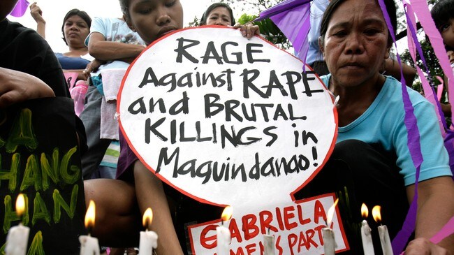 Kvinner tenner lys for ofrene for massakrene i Maguindanao på Filippinene (Foto:Cheryl Ravelo/Scanpix/Reuters) Kvinner tenner lys for ofrene for massakrene i Maguindanao på Filippinene (Foto:Cheryl Ravelo/Scanpix/Reuters)