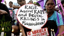 Kvinner tenner lys for ofrene for massakrene i Maguindanao på Filippinene (Foto: Cheryl Ravelo/Scanpix/Reuters) Kvinner tenner lys for ofrene for massakrene i Maguindanao på Filippinene (Foto: Cheryl Ravelo/Scanpix/Reuters)