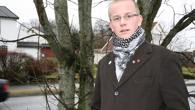 Eirik Faret Sakariassen er bevisst på hva Palestina-skjerfet står for  (Foto: Lise Marit Kalstad/NRK)