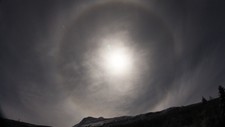 Halo kring månen (Foto: Geir Øye) Halo kring månen (Foto: Geir Øye)