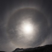 Halo kring månen (Foto: Geir Øye) Halo kring månen (Foto: Geir Øye)