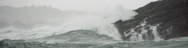 Høy sjø (Foto: Bjørn Grimen/NRK)