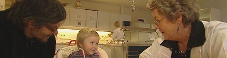 Alva får hjelp til å spise (NRK) Alva får hjelp til å spise (NRK)