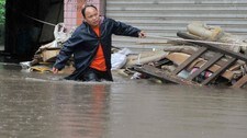 Kraftig regnvær i Kina (Foto: SHI TOU/Reuters) Kraftig regnvær i Kina (Foto: SHI TOU/Reuters)